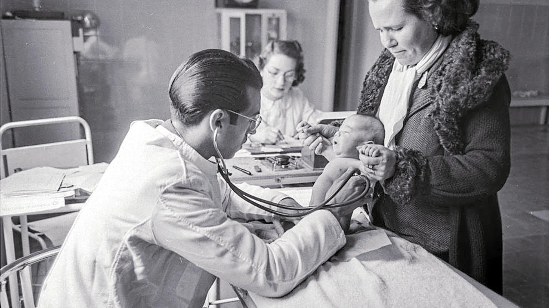 Dos siglos de avances. Desde los inicios de 1900 cuando se empezaron a probar las primeras vacunas contra la polio y la tosferina, los avances no se han detenido. En 1962 se desarrolló la primera vacuna contra el sarampión. En la imagen se muestra una revisión pediátrica en Madrid, en 1941
