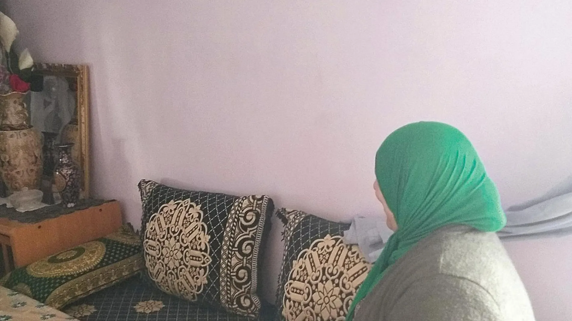 Fátima, la madre de la joven yihadista, en su casa de Alcorcón, Madrid