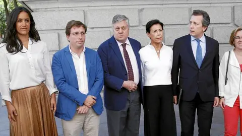 Manuela Carmena recibe a los padres del preso venezolano Leopoldo Pérez