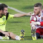 De Gea conversa con Mata mientras estiran