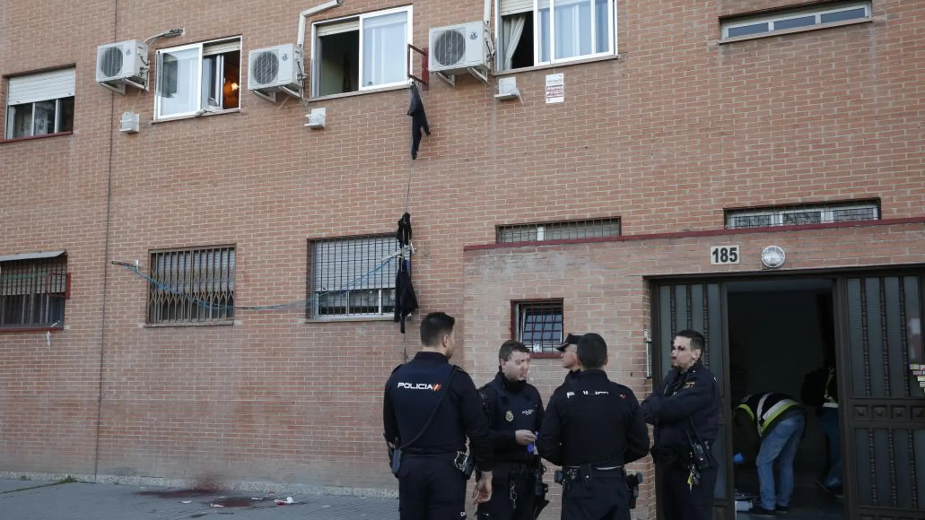 La Policía en el edificio donde vivía la mujer