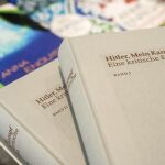 Copias de la edición crítica de "Hitler, Mein Kampf", expuestos sobre una mesa durante una rueda de prensa en Múnich (Alemania) el 8 de enero de 2016