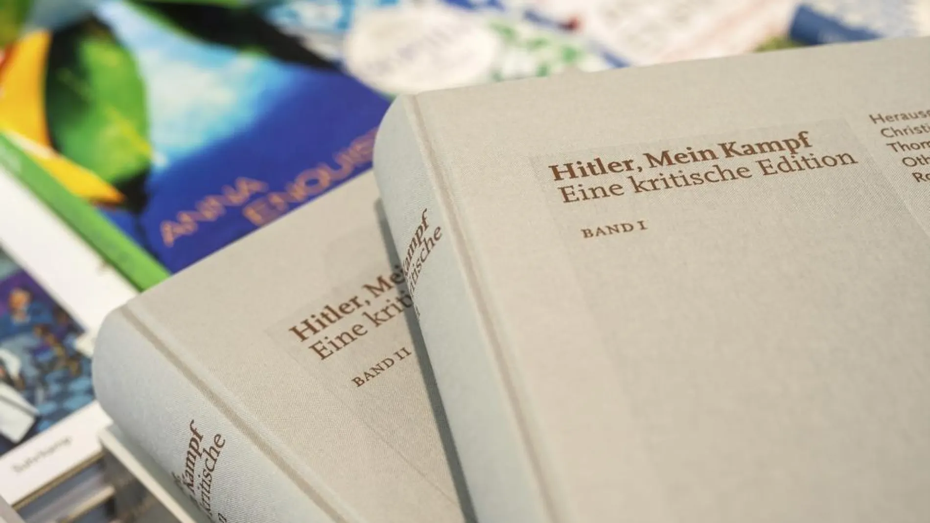 Copias de la edición crítica de "Hitler, Mein Kampf", expuestos sobre una mesa durante una rueda de prensa en Múnich (Alemania) el 8 de enero de 2016