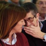 El aspirante a secretario general del PSOE, Patxi López, conversa con la secretaria general del PSE, Idoia Mendia, durante un encuentro con militantes socialistas