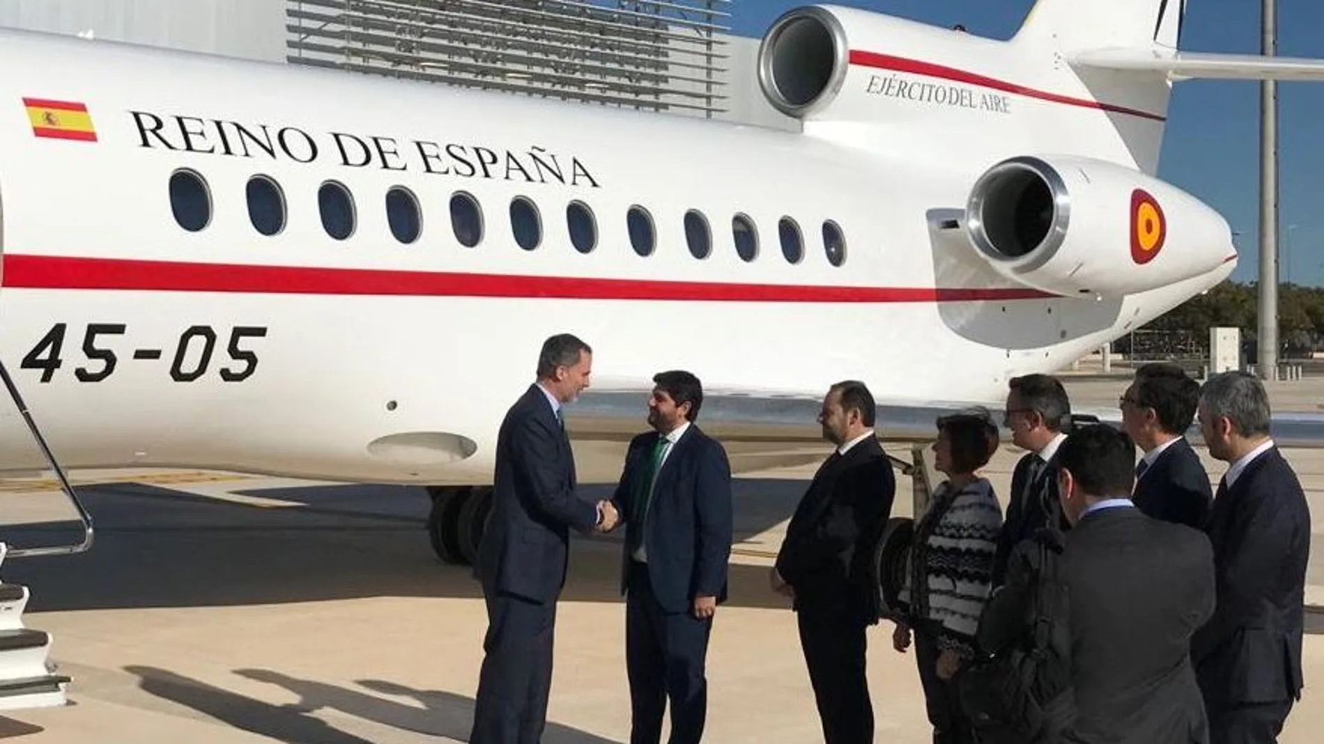 El Rey Felipe VI aterrizaba en el aeropuerto de Corvera, donde le esperaba el presidente López Miras en el que ha sido el vuelo de inauguración de las infraestructuras