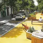 En la otra orilla de Madrid Río, en el distrito de Usera se produce un «efecto frontera» con decenas de coches mal aparcados para evitar el SER
