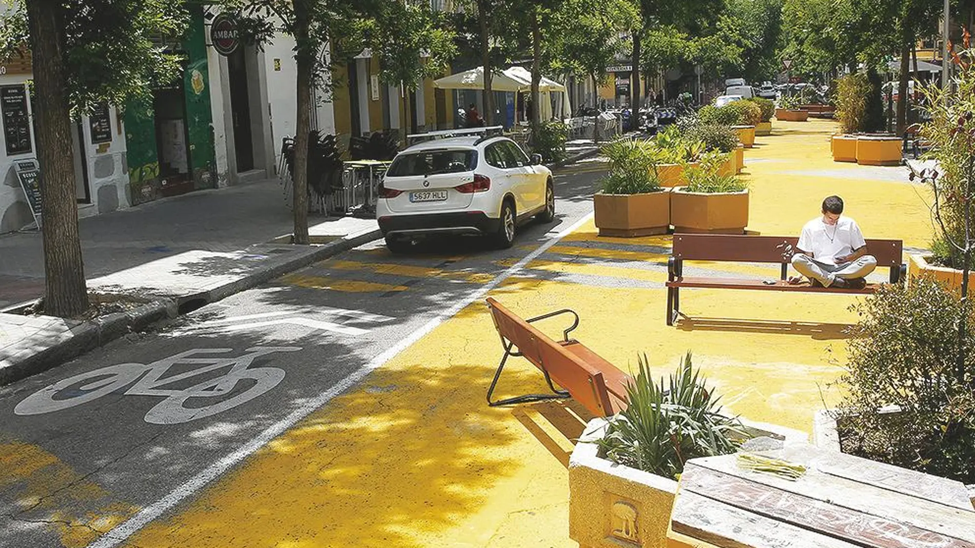 En la otra orilla de Madrid Río, en el distrito de Usera se produce un «efecto frontera» con decenas de coches mal aparcados para evitar el SER