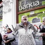 La Policía detuvo ayer a tres personas por atentado contra agente de la autoridad en la okupación de la sucursal de Bankia de la calle Mayor