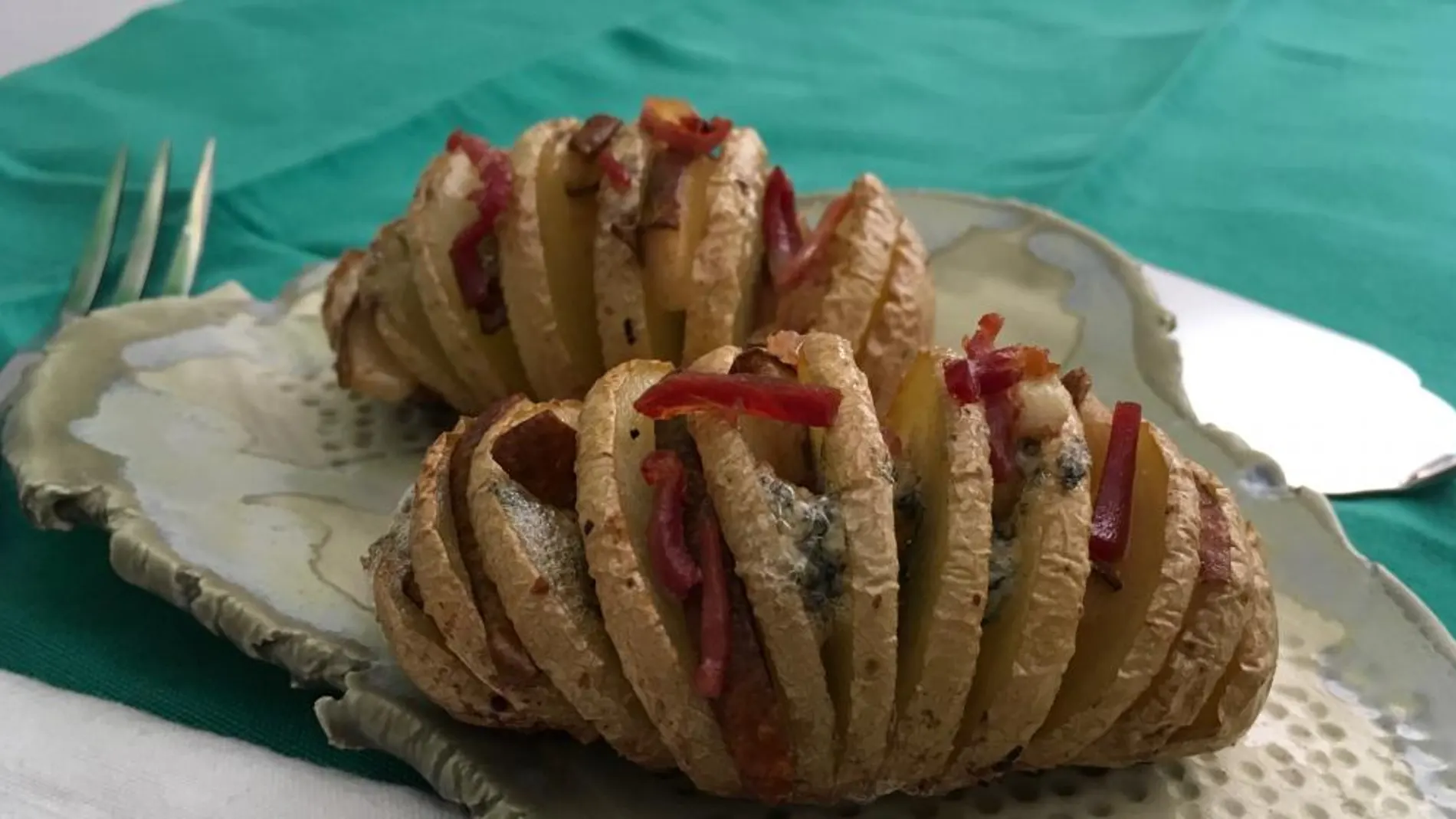 Patatas rellenas de queso, jamón y pera