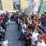 Los refugiados se manifiestan junto a la estación ferroviaria de Budapest frente a la policía húngara