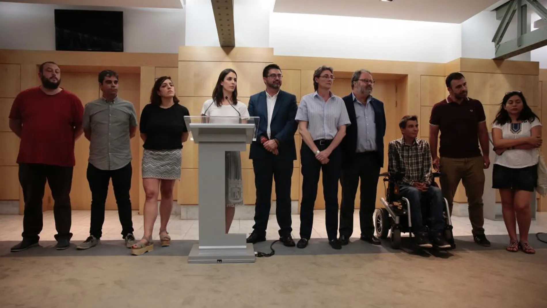 Celia Mayer y Carlos Sánchez Mato junto al resto de concejales de Ahora Madrid que les han arropado en la rueda de prensa.