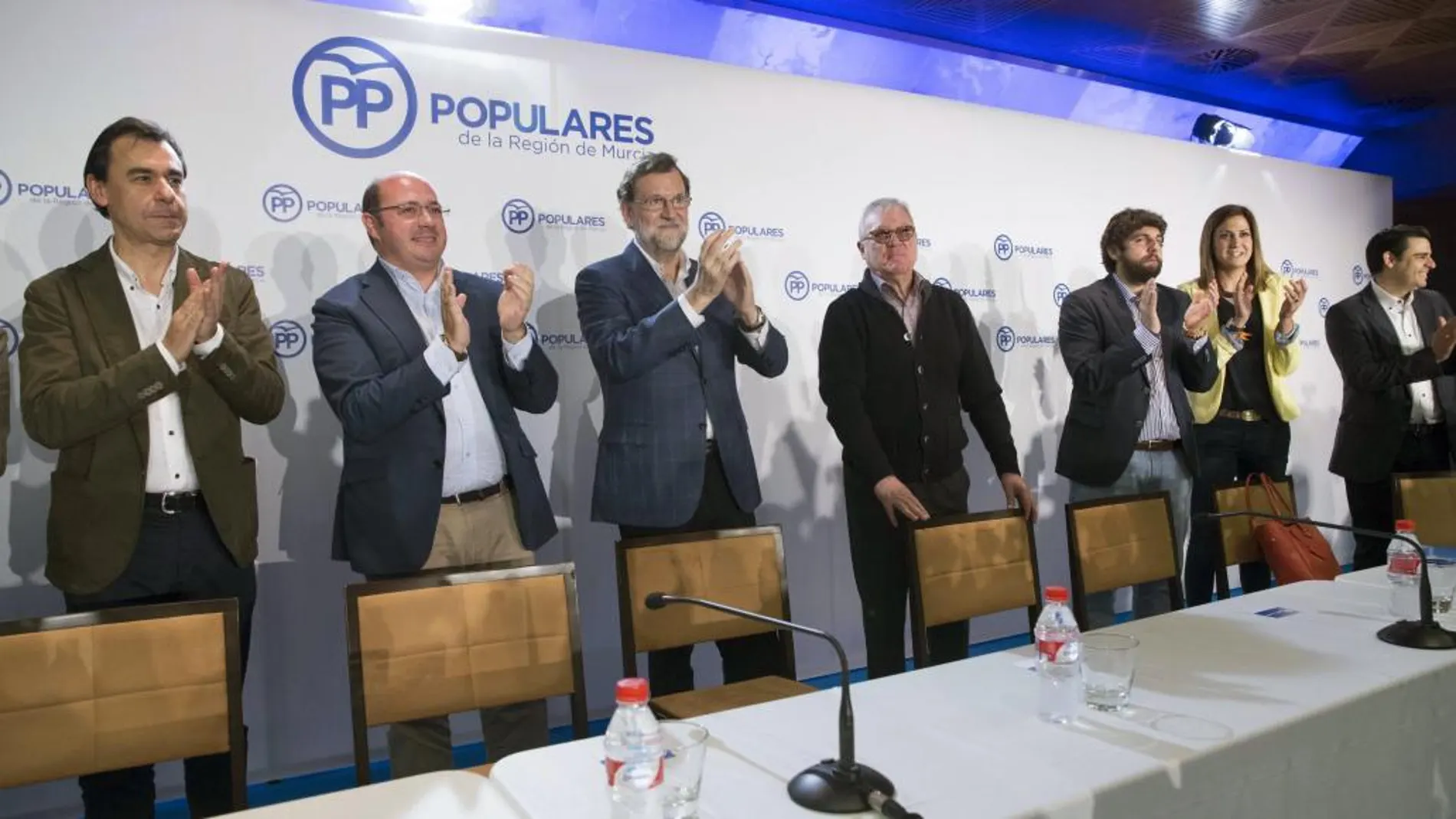 El jefe del Ejecutivo en funciones y líder del PP, Mariano Rajoy, acompañado por el presidente del partido en la region de Murcia, Ramón Luis Valcárcel