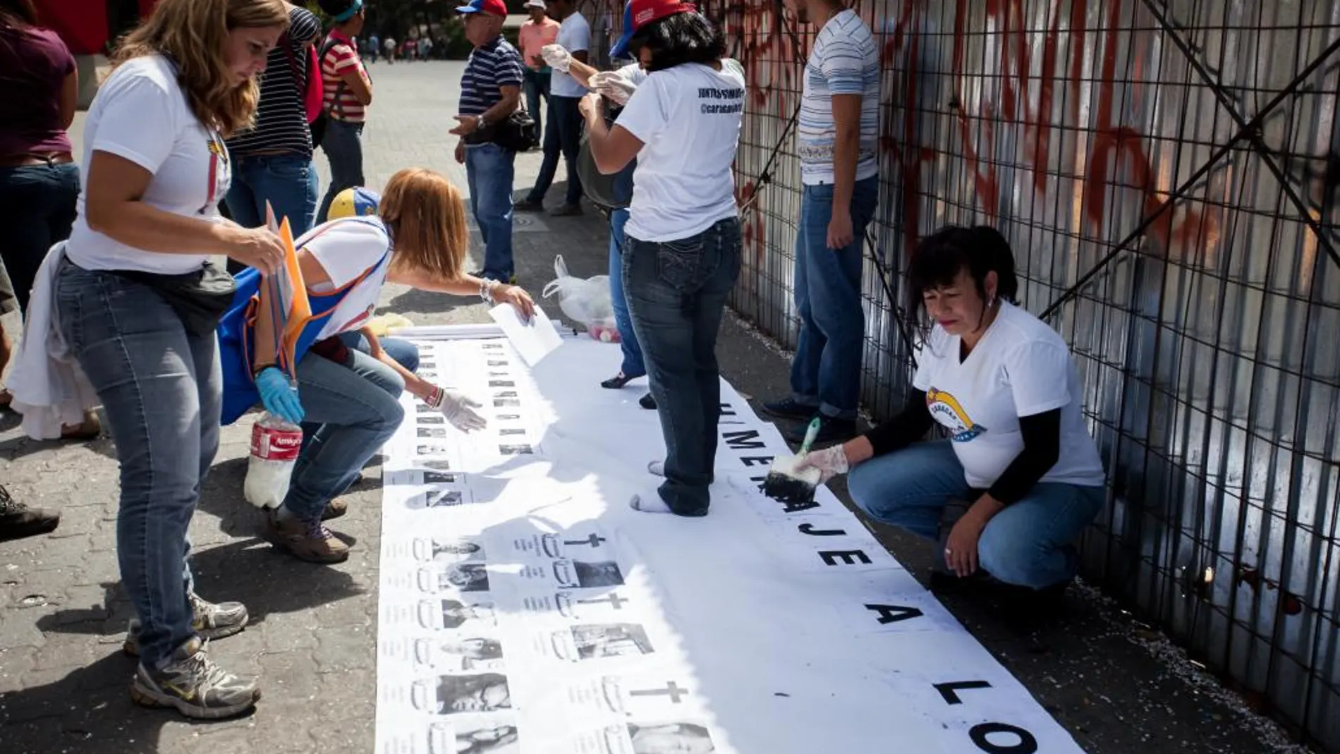 Familiares de víctimas de las protestas antigubernamentales y activistas participan en un homenaje