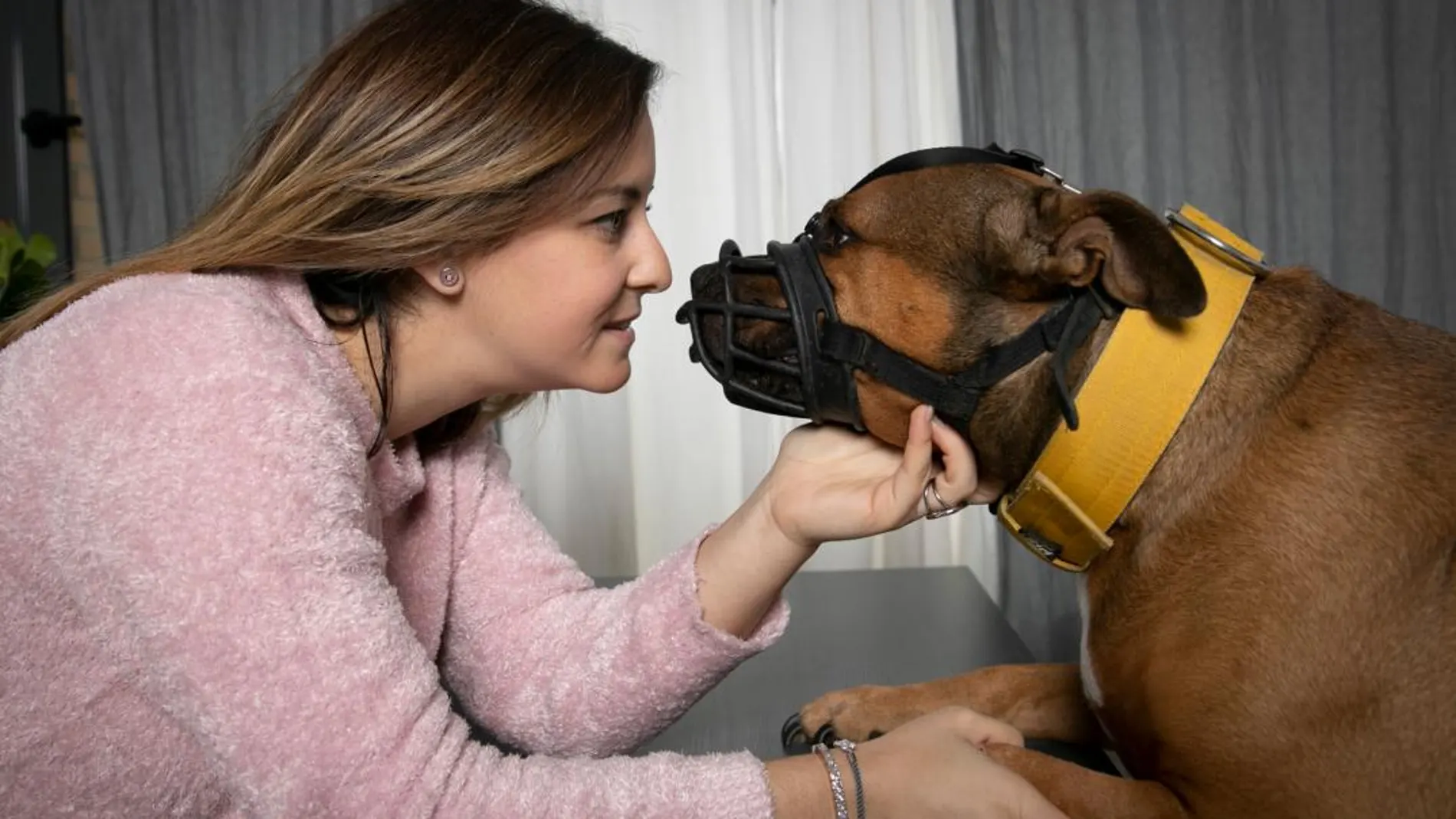 Cristina Plaza, con su perro Bayron, muestra la cicatriz que tiene cerca de su boca.