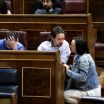 Pablo Iglesias habla con Carolina Bescansa en el Congreso