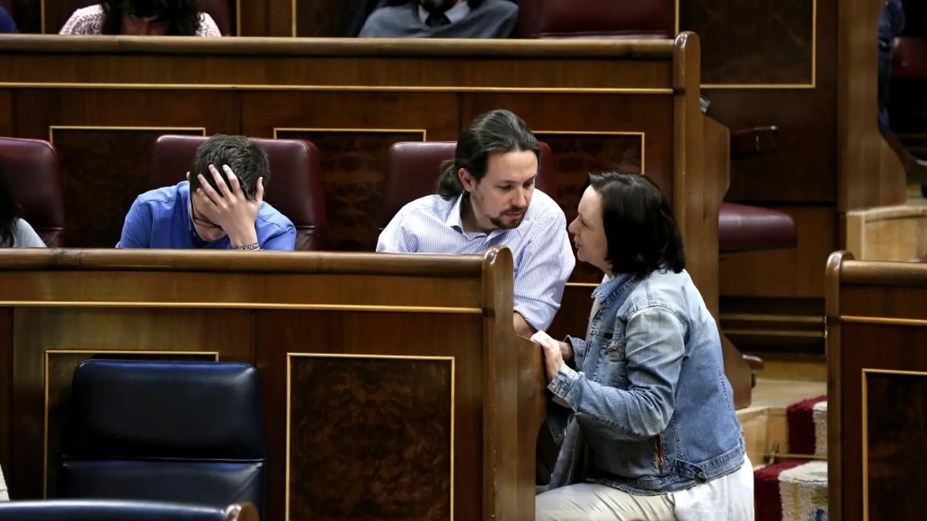 Pablo Iglesias habla con Carolina Bescansa en el Congreso
