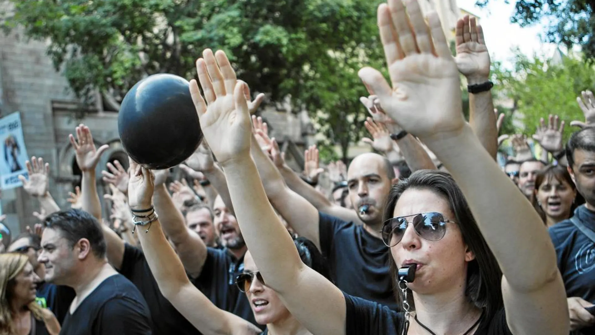 Imagen de la protesta de los Mossos d'Esquadra de ayer ante la Conselleria de Interior, donde se concentraron hasta 2.000 agentes / Foto: Efe