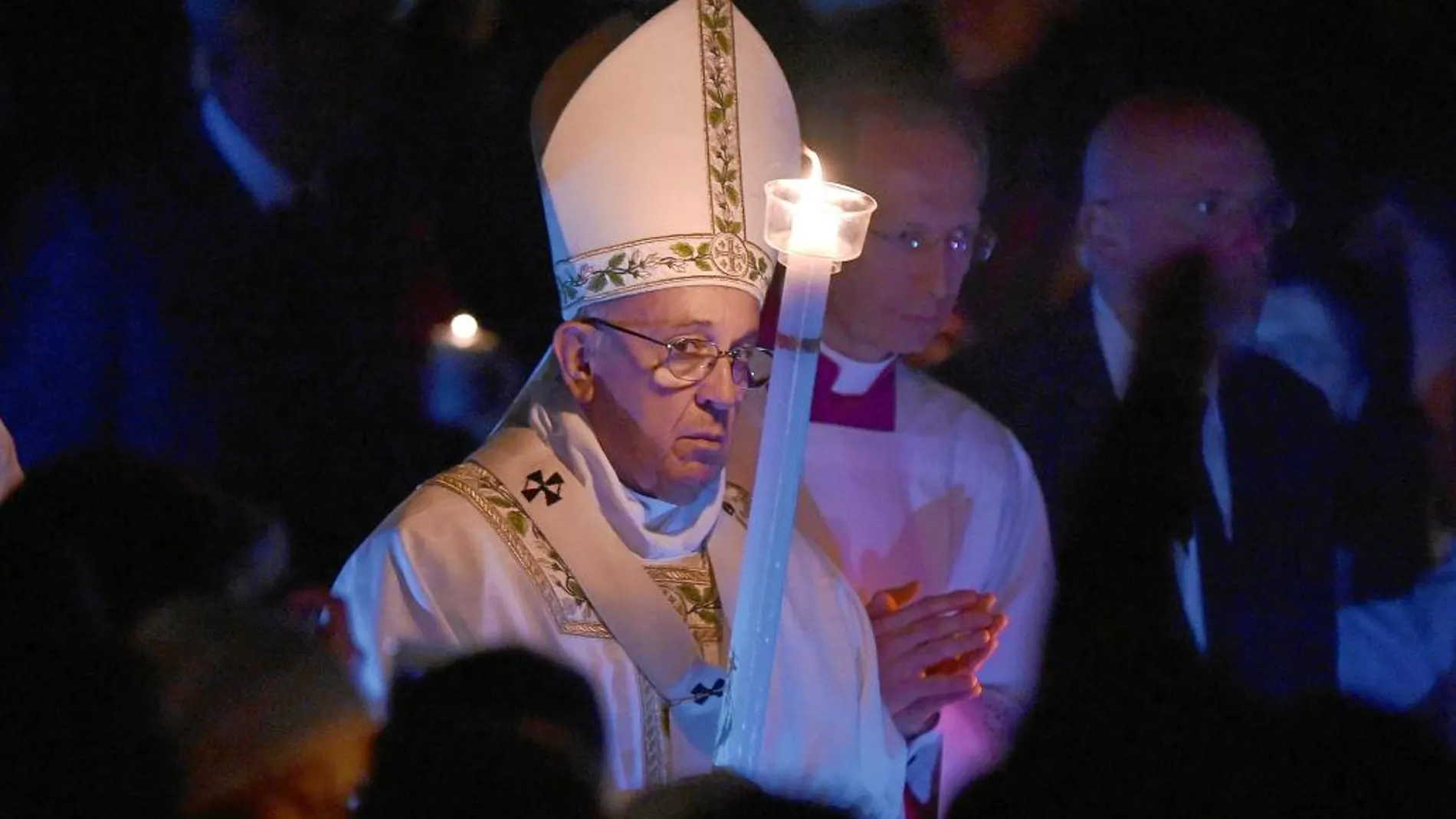El Santo Padre sostiene una vela durante la misa de la Vigilia Pascual, ayer, en la basílica de San Pedro