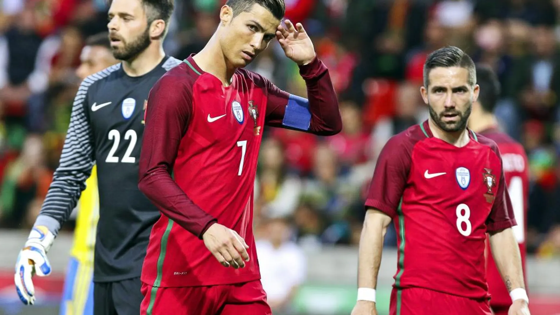 Cristiano Ronaldo (i) y Joao Moutinho (d) de Portugal reaccionan tras una jugada ante Suecia