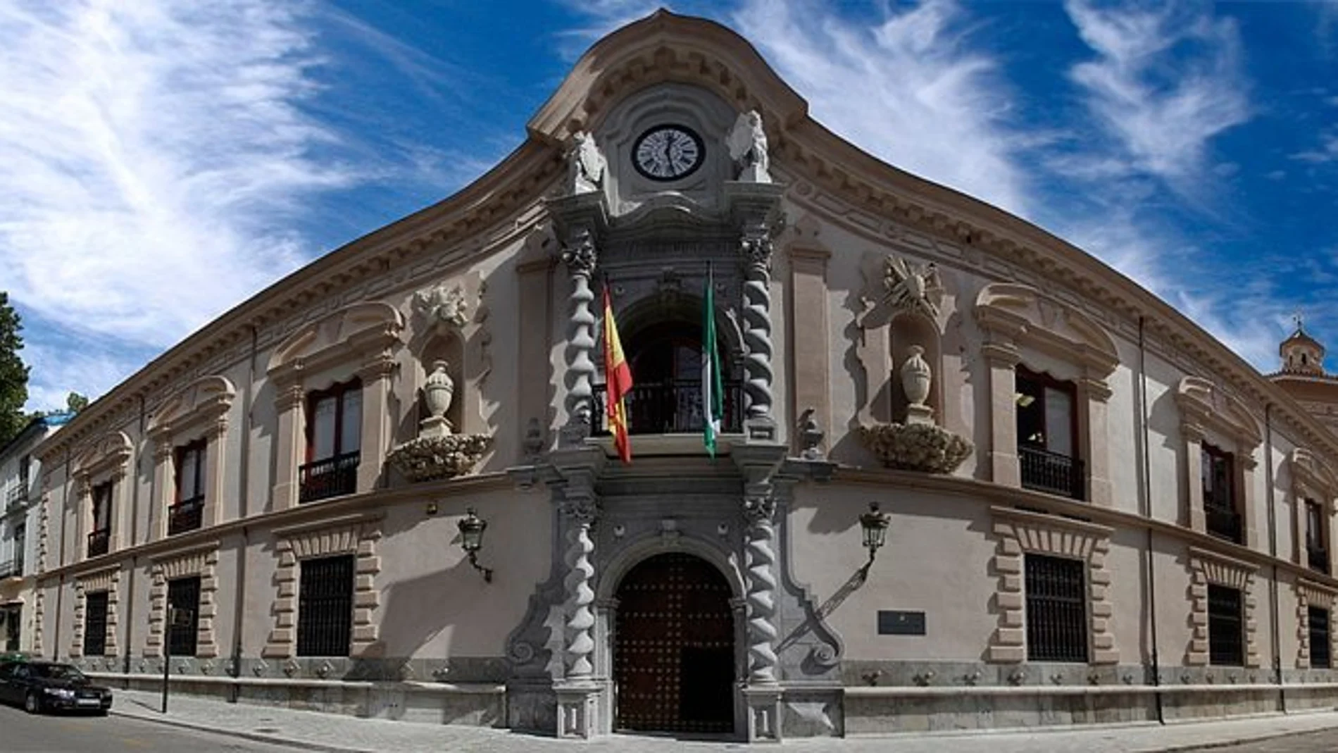 Vista de la fachada principal de la sede del Consejo Consultivo autonómico, que se encuentra en Granada