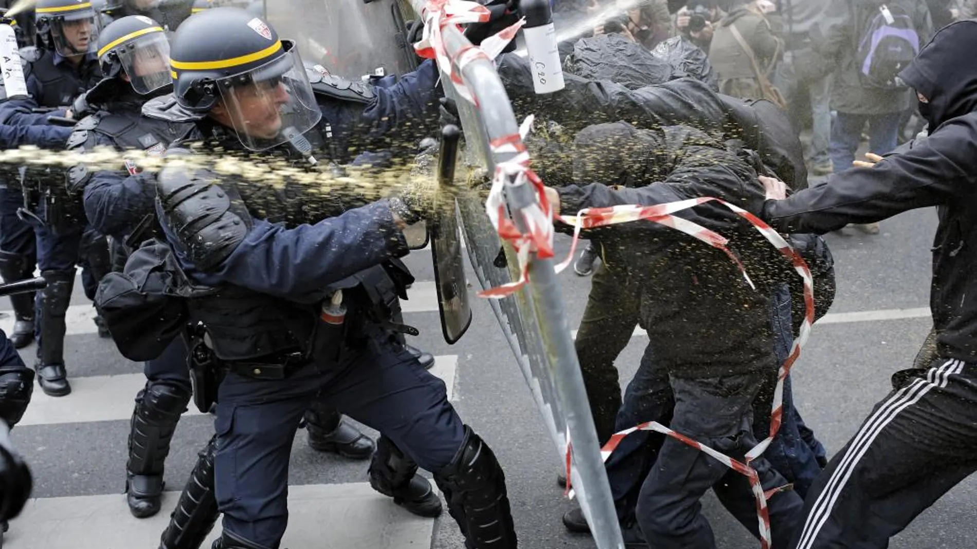 Gases lacrimógenos y 289 detenidos en la marcha del cambio climático de París