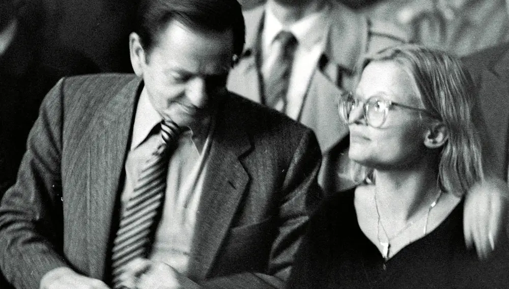 El primer ministro sueco Olof Palme fue asesinado el 28 de febrero de 1986. En la imagen, junto a Anna Lindh, ministra de exteriores de Suecia, que también mataron en 2003