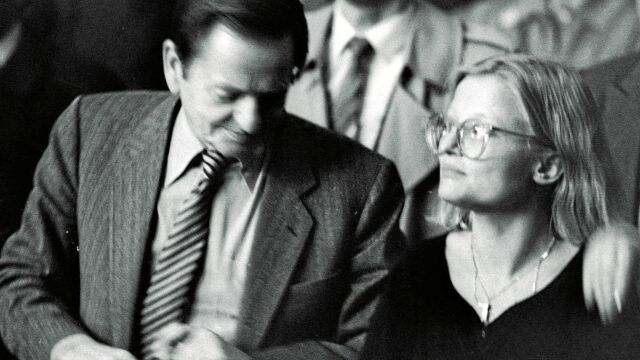 El primer ministro sueco Olof Palme fue asesinado el 28 de febrero de 1986. En la imagen, junto a Anna Lindh, ministra de exteriores de Suecia, que también mataron en 2003