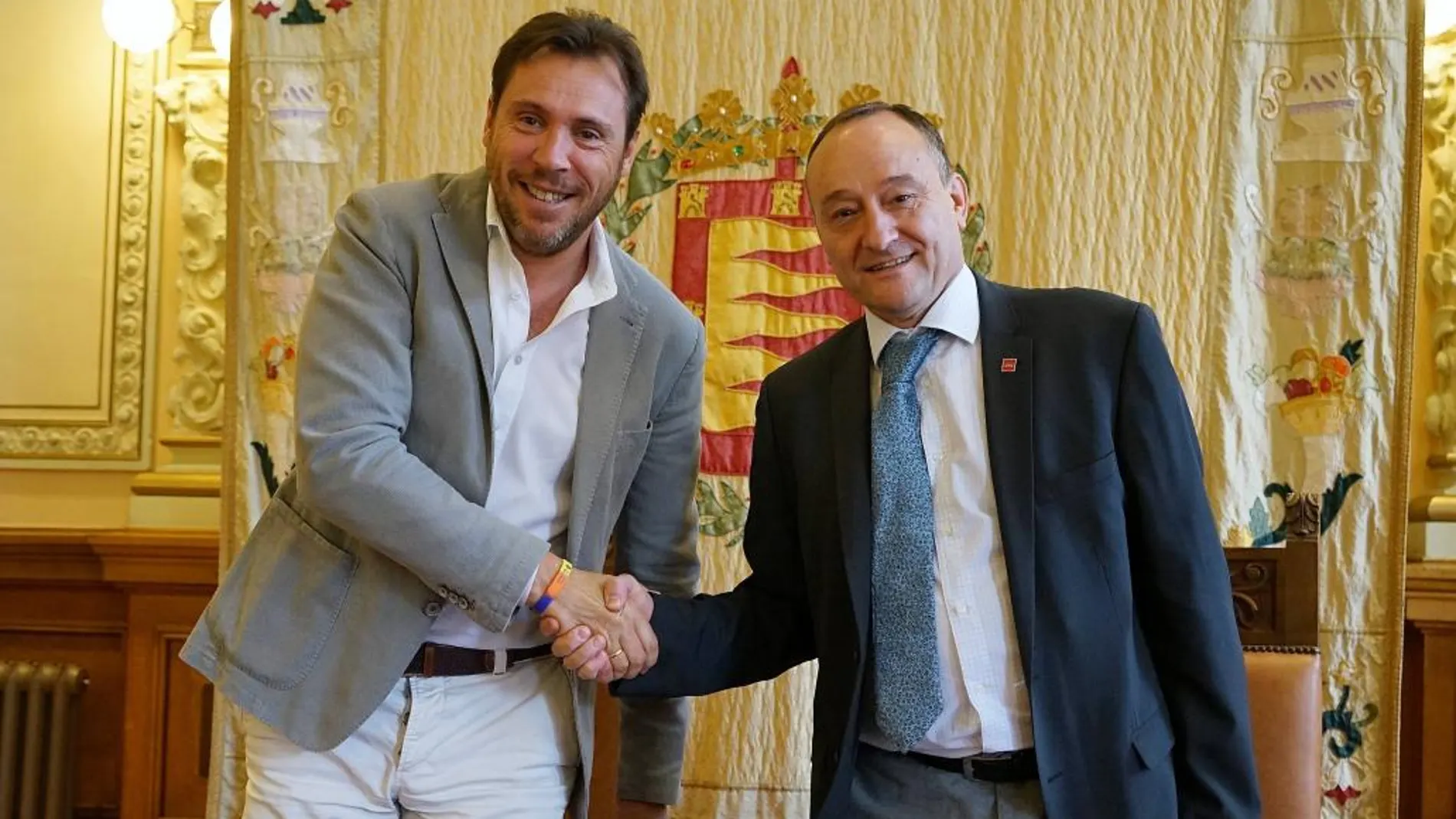 El alcalde de Valladolid, Óscar Puente, sella el acuerdo de colaboración con el rector de la UVa, Daniel Miguel