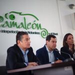 En el centro, el líder actual del PP-A, Juanma Moreno, ayer en Chipiona