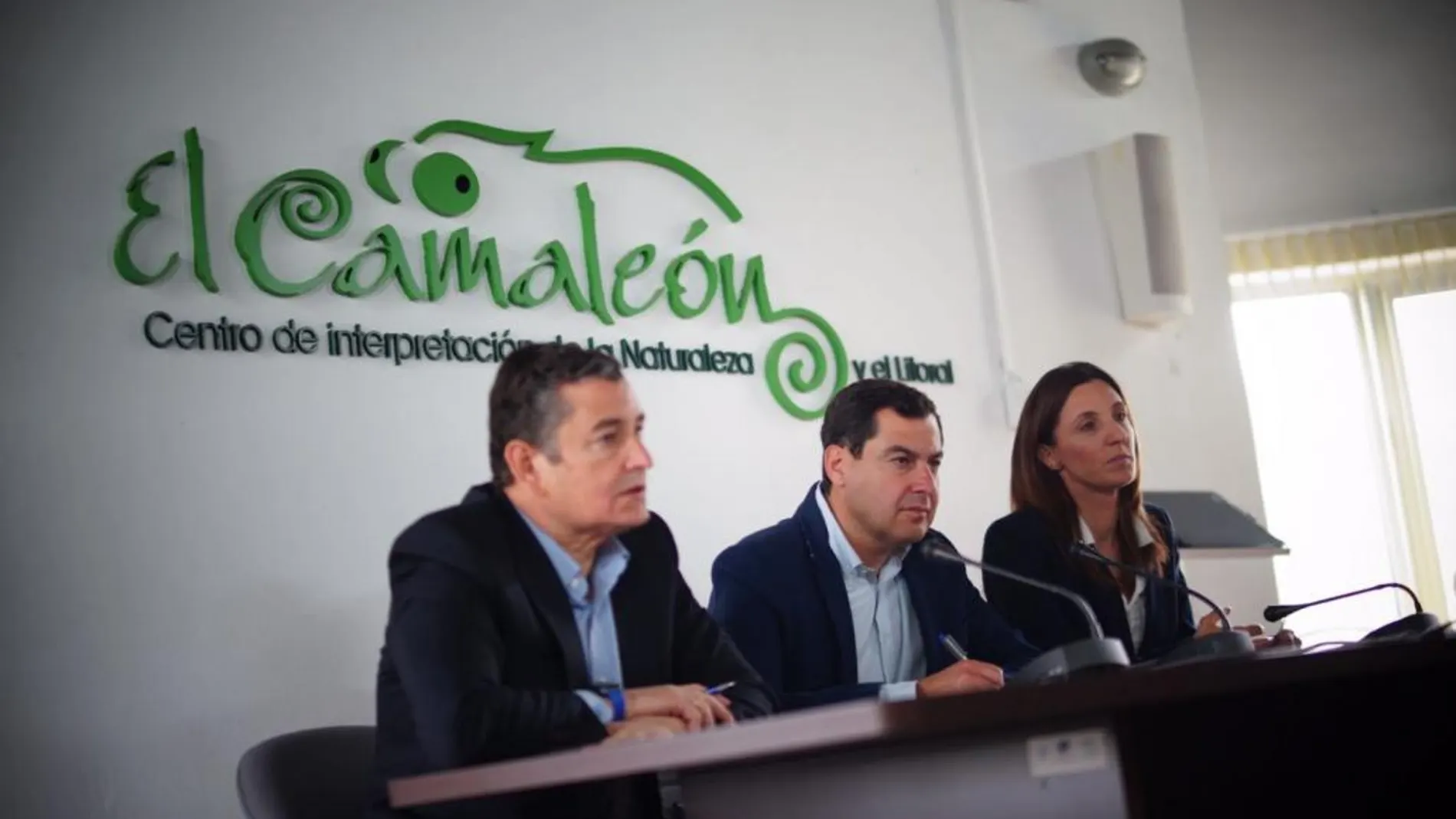 En el centro, el líder actual del PP-A, Juanma Moreno, ayer en Chipiona