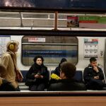 Gente en el metro de San Petersburgo, hoy