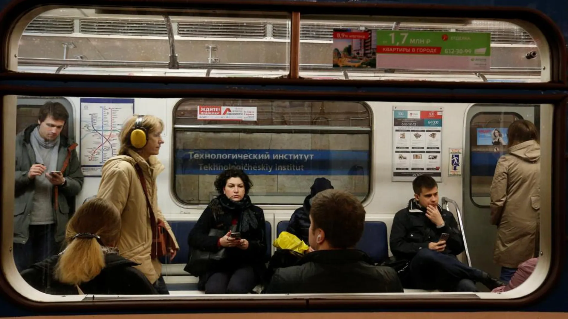 Gente en el metro de San Petersburgo, hoy