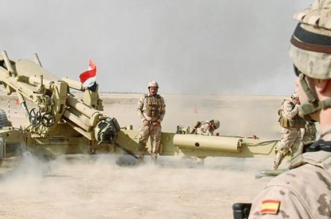 Artilleros españoles durante un ejercicio con soldados iraquíes en Besmayah