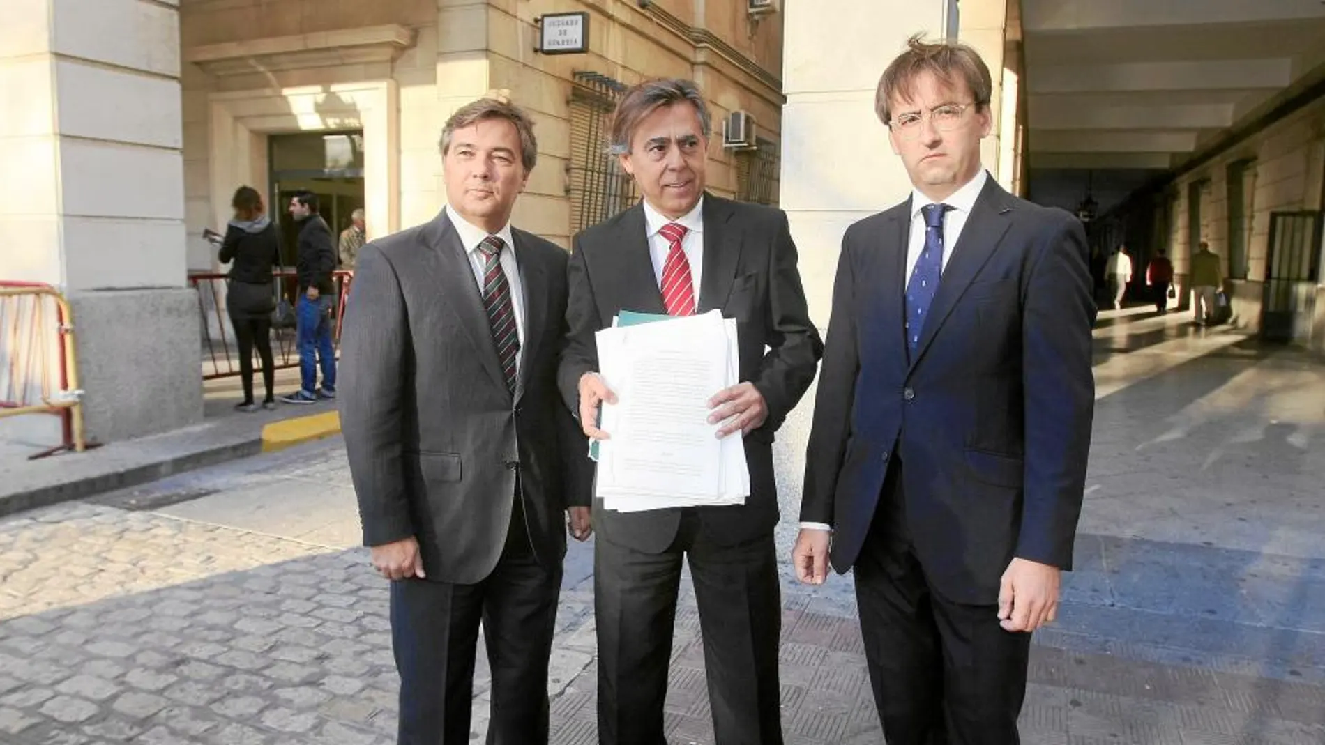 Francisco Carmona, Francisco Fernández Olmo e Ignacio Sánchez de Mora, ayer frente al Juzgado de Guardia de Sevilla