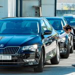 Un conductor comprueba el estado de un vehículo VTC en Barcelona, donde Cabify ha vuelto a operar hace pocas semanas