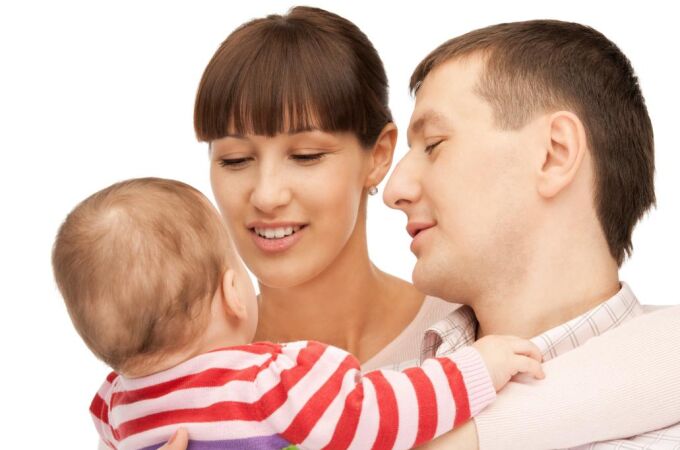 Bruselas propone un permiso de cuatro meses intransferible para padres y madres