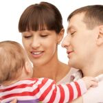 Bruselas propone un permiso de cuatro meses intransferible para padres y madres
