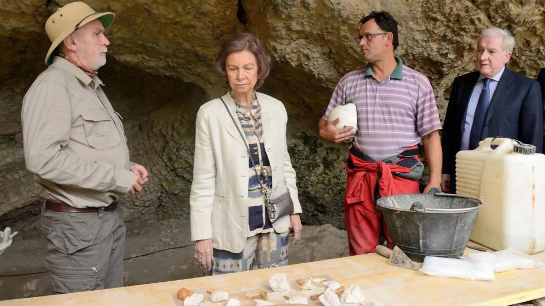 Doña Sofía visita la Cueva del Mirador de los yacimientos de Atapuerca para conocer los últimos descubrimientos
