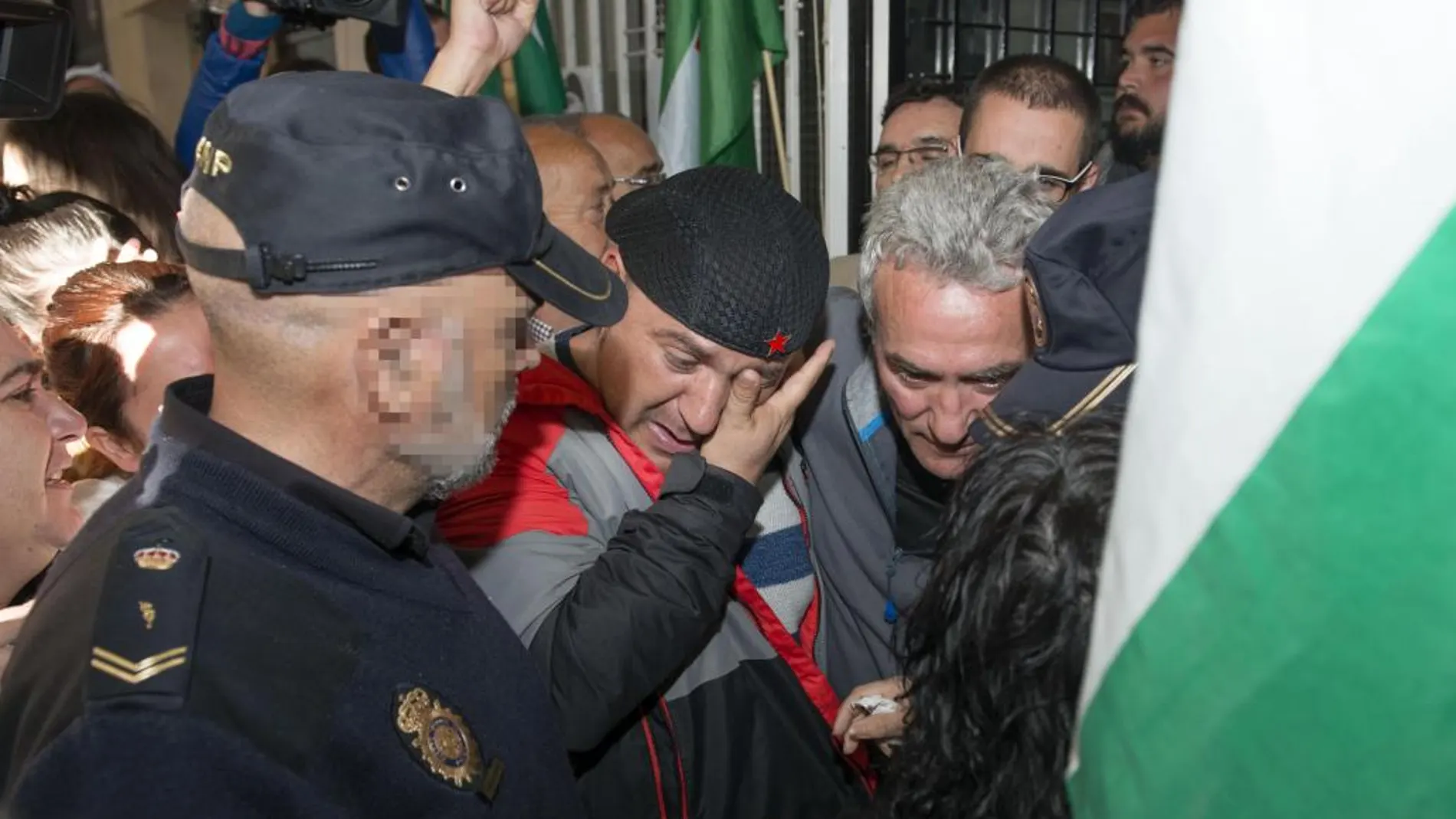 El edil de Jaén en Común (JeC) Andrés Bódalo (c) rompió a llorar al ser detenido para su trasladado a prisión