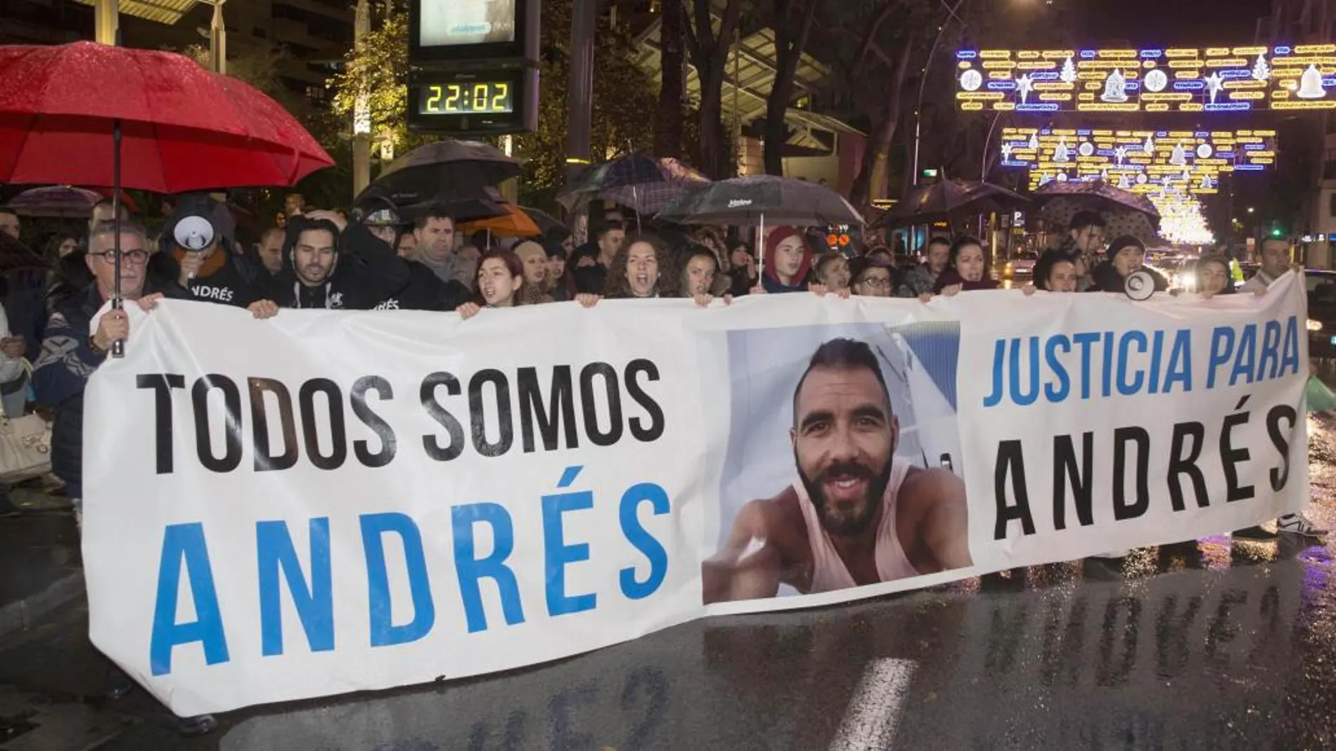 Concentraron en apoyo de Andrés, el joven agredido por el portero de la discoteca en Murcia