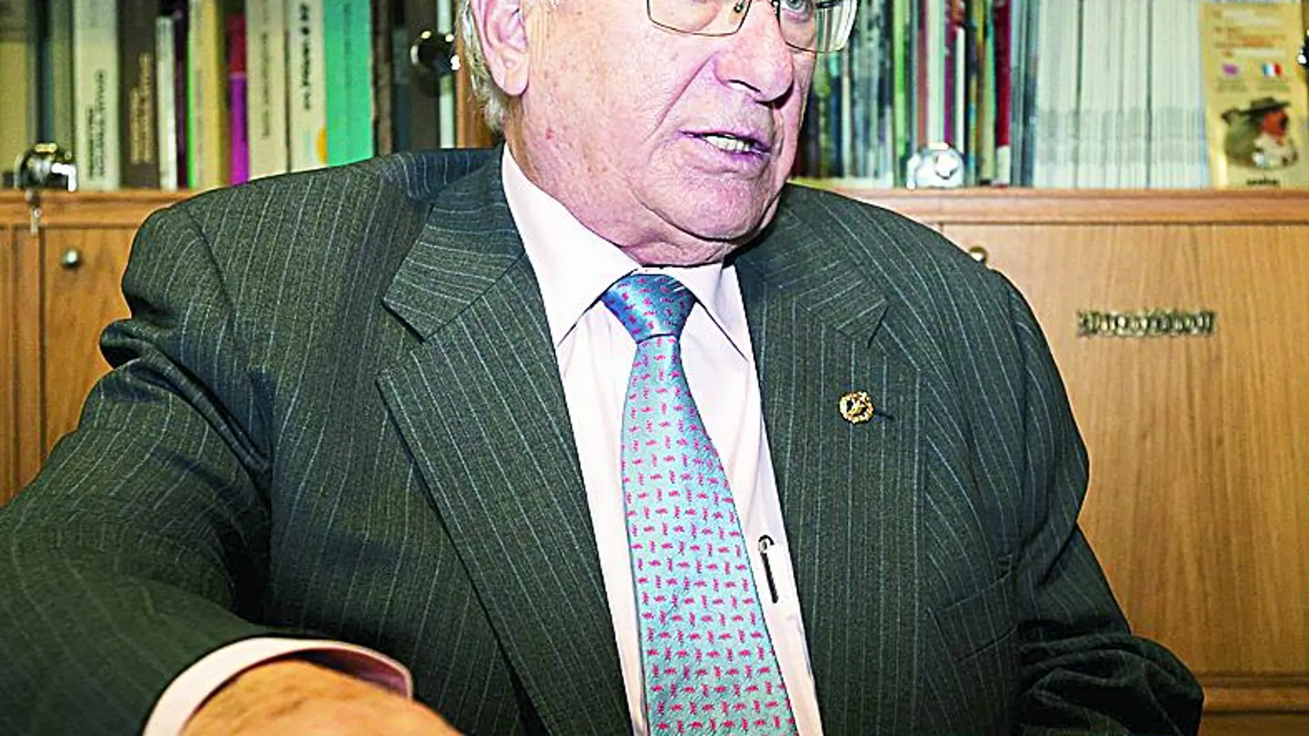 Eduardo Montes, decano presidente del Colegio Oficial de Psicología de Castilla y León, durante la entrevista con LA RAZÓN