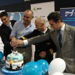Como es tradicional, las autoridades celebran con una tarta el inicio de una nueva ruta