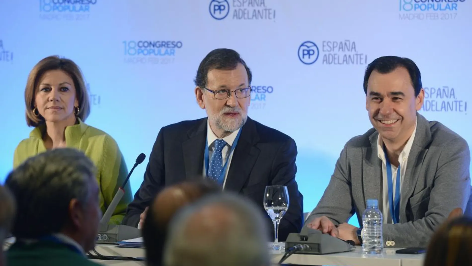 Mariano Rajoy acompañado de María Dolores de Cospedal y de Fernando Martínez-Maillo