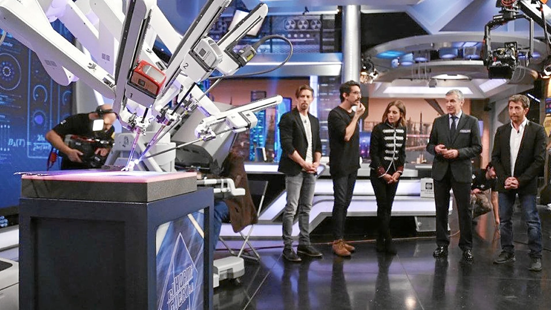 De izda. a dcha., Adrián Lastra, Marron, Michelle Jenner y Pablo Motos observan el robot Da Vinci