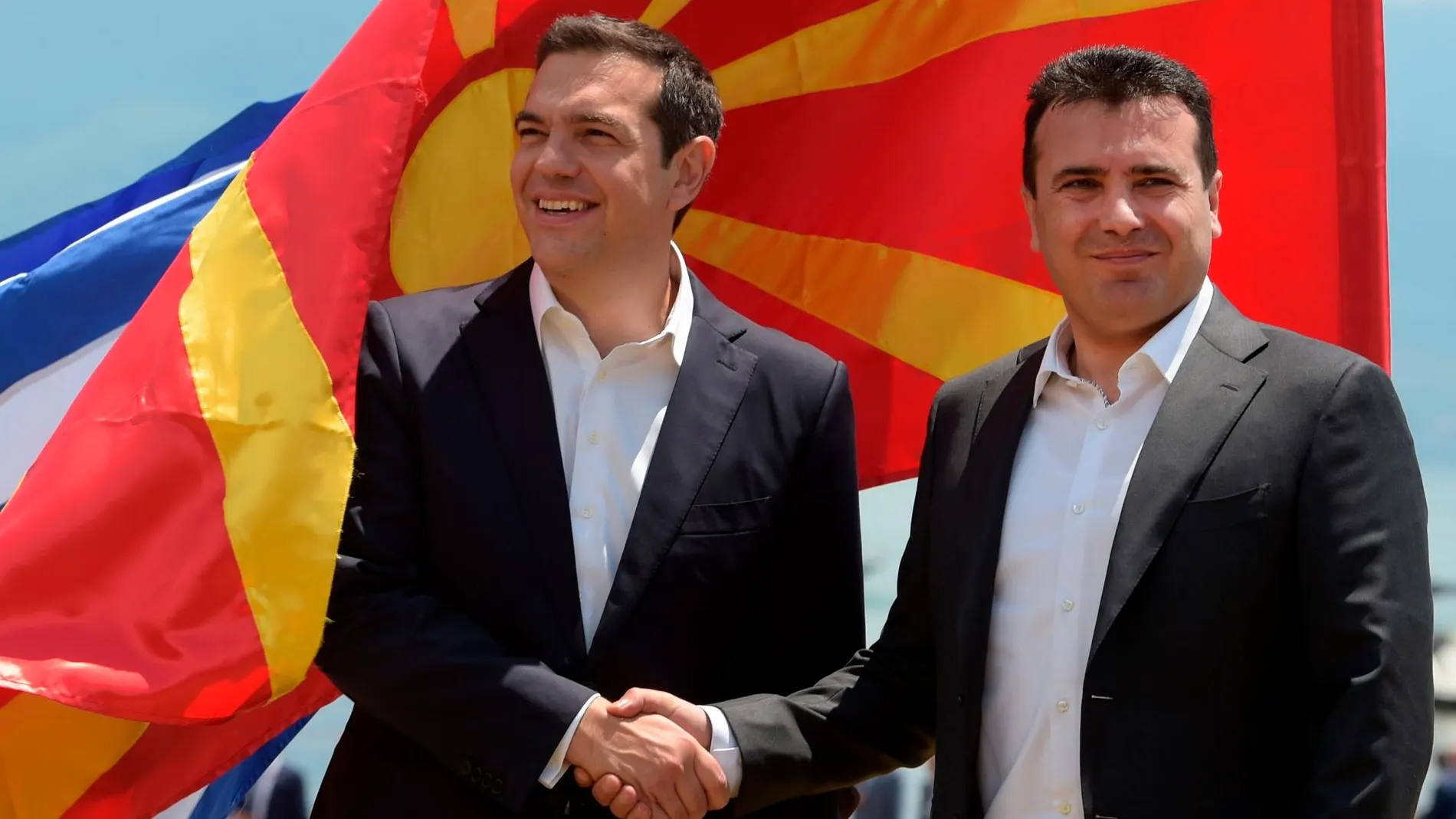 El primer ministro griego Alexis Tsipras (i) y el primer ministro de la ex República Yugoslava de Macedonia, Zoran Zaev (d) se dan la mano a su llegada hoy al lado macedonio del lago Prespa, cerca de Otesevo / EFE BATEV