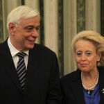 La primera ministra interina, Vasiliki Zanu (dcha), y el presidente de la República, Prokopis Pavlópulos.