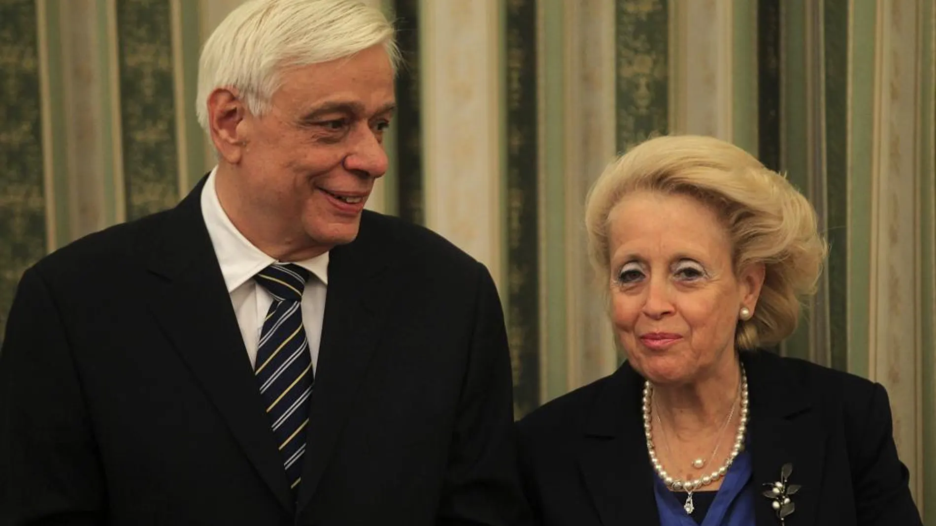 La primera ministra interina, Vasiliki Zanu (dcha), y el presidente de la República, Prokopis Pavlópulos.