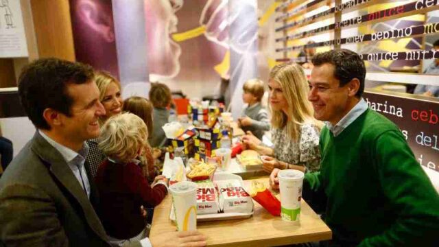 Juanma Moreno y Pablo Casado, en la “polémica” comida en un restaurante de comida rápida / Foto: La Razón
