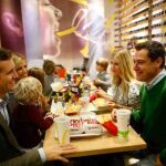Juanma Moreno y Pablo Casado, en la “polémica” comida en un restaurante de comida rápida / Foto: La Razón