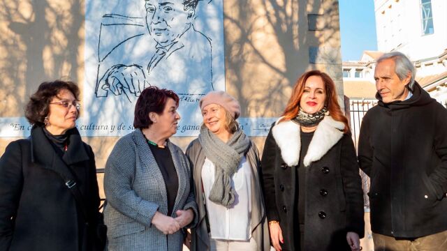 La presidenta de las Cortes Regionales, Silvia Clemente, acude a la presentación del mural dedicado a la figura de Antonio Machado, proyecto becado por la Fundación Villalar-Castilla y León, de la artista Patricia Azcárate junto a la concejala de cultura, Marifé Santiago; la alcaldesa de Segovia, Clara Luquero; y el representante de la provincia de Segovia en el Comité Cultural de la Fundación Villalar, José María Parreño